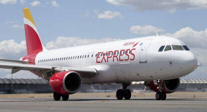 Airbus A320 de Iberia Express, en el aeropuerto de Adolfo Su&aacute;rez Madrid-Barajas.