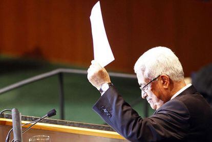 El presidente de la Autoridad Nacional Palestina, Mahmud Abbas, muestra ante la asamblea de la ONU la petición de reconocimiento como Estado de pleno derecho.