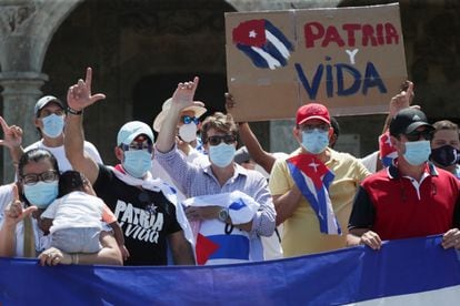 Residentes cubanos en República Dominicana se manifiestan en apoyo de las protestas contra el régimen cubano.