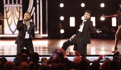 John Legend y Sebastián Yatra cantan 'Tacones Rojos', un sencillo del álbum 'Dharma'.