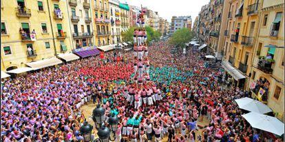 Los Xiquets de Tarragona en el momento de coronar un 4 de 9 amb folre.