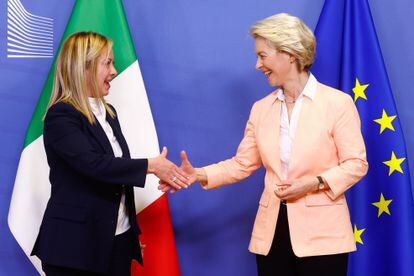 La primera ministra de Italia, Giorgia Meloni (a la izquierda), saluda a la presidenta de la Comisión Europea, Ursula von der Leyen, durante una reunión en Bruselas, este jueves.