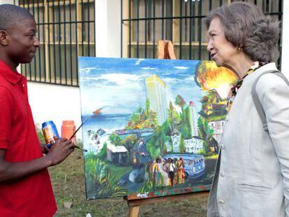 La reina Sofía, visitando ayer en una escuela de arte en Maputo (Mozambique).