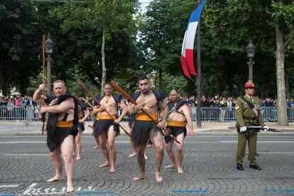 Guerreros Maories de Nueva Zelanda en los Campos Elíseos como invitados al día de la Bastilla en París, Francia. )