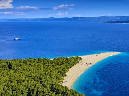 Playa de Zlatni rat, en la isla de Brac, en Croacia.