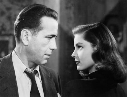 En 'El sueño eterno', Humphrey Bogart dio vida al detective Philip Marlowe (en la imagen, con Lauren Bacall), y dejó para la posteridad la imagen de detective privado que ha calado en la imaginación de los espectadores. 