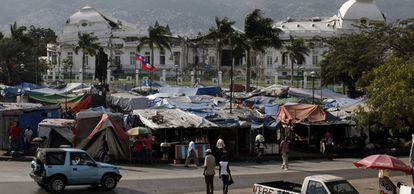 Miles de desplazados siguen abarrotando Puerto Príncipe mientras la ciudad continúa mostrando las cicatrices del terremoto de hace un año