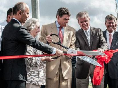 Acto de inauguraci&oacute;n de la SH 130 en Texas, a cargo del gobernador de Texas, Rick Perry. A la izquierda, el  presidente de Ferrovial, Rafael del Pino