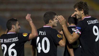 Fernando Llorente agradece las felicitaciones tras marcar su gol en Haifa. 