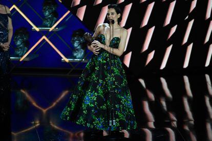 Laia Costa recibe el Goya a mejor actriz por su papel en 'Cinco lobitos'. 