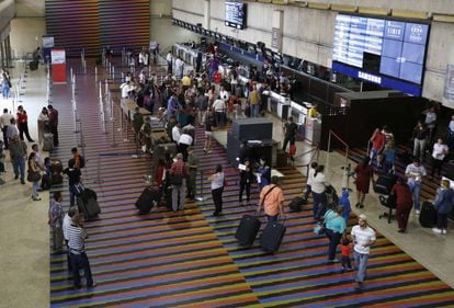 Pasajeros en la zona de facturación del aeropuerto Simón Bolívar