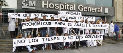 Los médicos de La Paz hacen preguntas sobre sanidad a Ignacio Gonzalez.