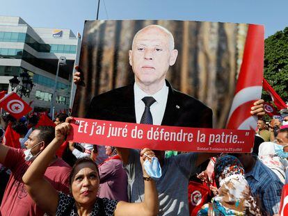 Seguidores del presidente de Túnez, Kais Said, enarbolan su imagen durante una manifestación de apoyo en la capital del país el pasado 3 de octubre.