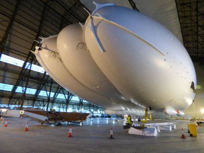 Aeronave &quot;flotando&quot; en el interior del hangar.