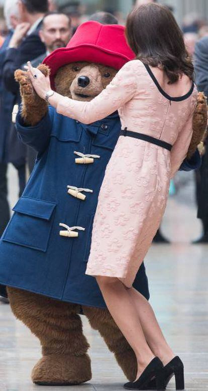 La duquesa de Cambridge baila con el Oso Paddington.