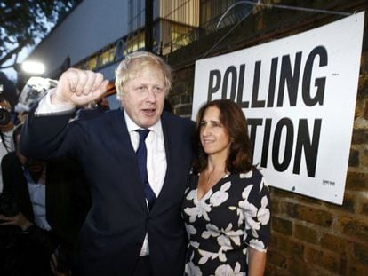 El primer ministro británico, Boris Johnson, y su entonces mujer, Marina Wheeler, tras votar en la consulta en Londres en 2016.