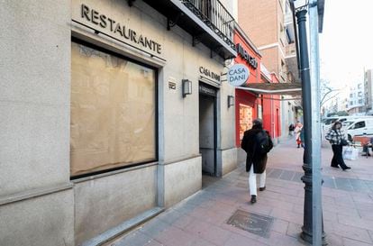 Una persona pasa por delante del restaurante Casa Dani, a 30 de enero de 2023, en Madrid.
