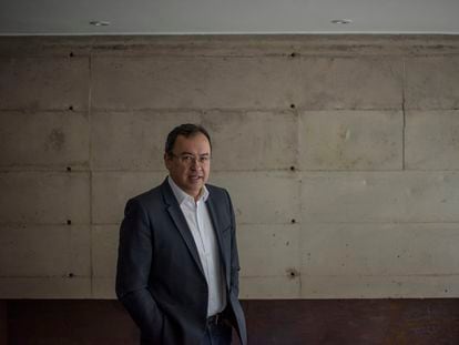 El asesor político Alfonso Prada, retratado en su apartamento de Bogotá, a principios de abril de 2022.