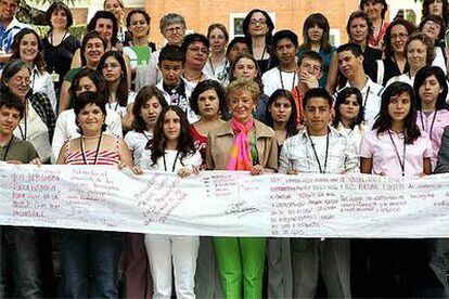 Fernández de la Vega posa con los alumnos que le han comunicado las conclusiones de una propuesta de Intermon Oxfam.