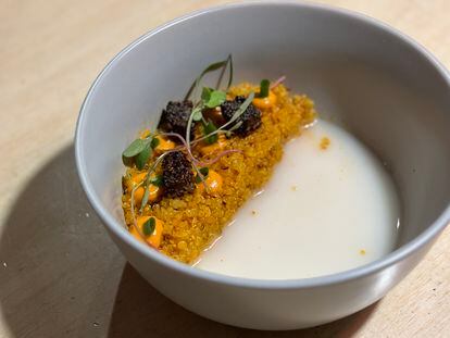 Plato de quinoa y achiote, tempeh de quinoa negra, emulsión de ají Padilla, brotes y bebida vegetal de tarwi.