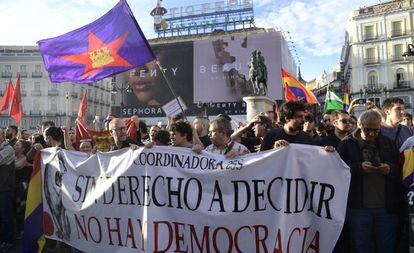 Manifestantes en la Puerta del Sol el 1 de octubre de 2017.