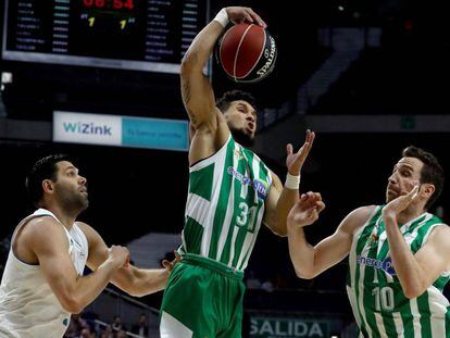 Booker atrapa un rebote ante Txemi Urtasun y Felipe Reyes