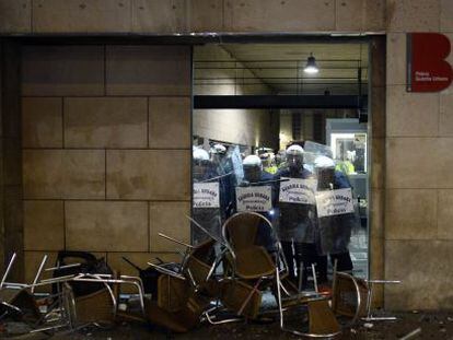 Agentes de la Guardia Urbana loqueados por los manifestantes durante los actos de protesta a favor del barrio de Gamonal de Burgos.