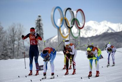 La rusa Anastasia Dotsenko y la noruega Ingvild Flugstad Oestberg compiten en las semifinales del Cross-Country Skiing femenino velocidad por equipos clásico.