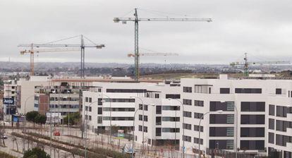Grúas en las obras de construcción de bloques de vivienda nueva en Madrid.