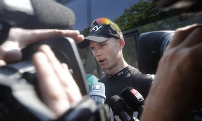 Froome atiende a la prensa durante la jornada de descanso.
