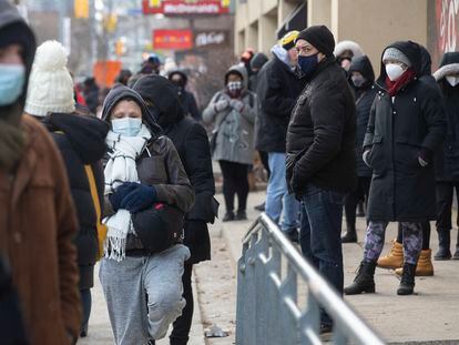 Varias personas esperan para practicarse una prueba PCR en local de Toronto, el pasado 22 de diciembre.