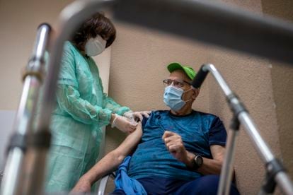 Una enfermera administra una dosis de la vacuna de Pfizer en una residencia de Leganés en enero de 2021.