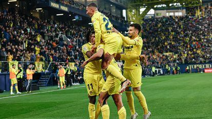 Los jugadores del Villarreal celebran el gol de Gerard Moreno ante el Real Madrid este sábado en el estadio de La Cerámica.