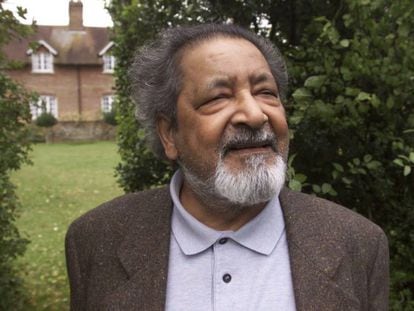 El escritor V.S. Naipaul en 2001. 