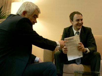 Zapatero sostiene un ejemplar del BOE con el texto del Estatut que ha sido refrendado por el rey, durante la reuni&oacute;n con el presidente de la Generalitat Pasqual Maragall, el 27 de julio de 2006.