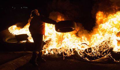 Una mujer quema cauchos durante la protesta de transportistas, este miércoles, en Lugo.