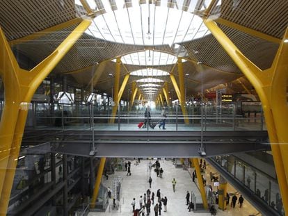 Interior de la terminal 4 del aeropuerto de Barajas, en Madrid, el 1 de diciembre.