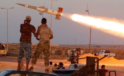 Milicianos afines al Gobierno libio lanzan un misil contra el Estado Isl&aacute;mico, el 4 de agosto en Sirte (Libia). 