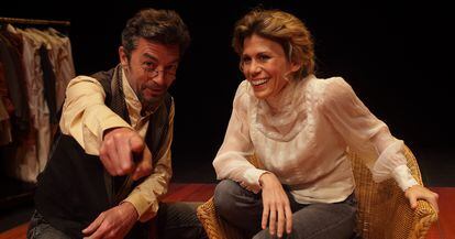 Una escena de 'Tu mano en la mía', en el Teatro Fernando Fernán Gómez.