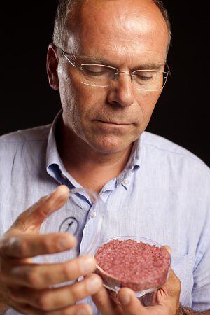 Mark Post sostiene una hamburguesa de carne cultivada en laboratorio.