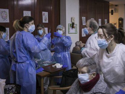 Un equip de sanitaris vacunen residents al centre geriàtric Gravi, a Polinyà. 