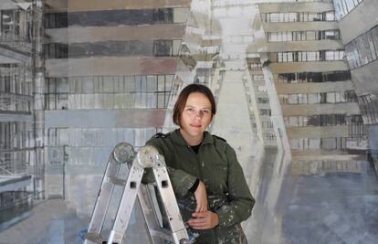 La pintora Bea Sarrias junto a su lienzo de 6 x 2 metros en la sede de la OTAN de Bruselas.