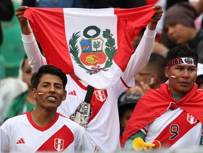 Seguidores de la selección peruana durante el encuentro del pasado jueves contra Bolivia, en La Paz.