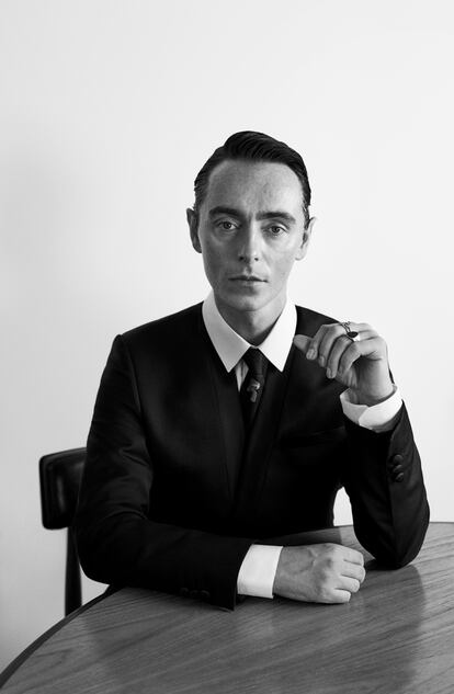 El actor David Dawson viste Emporio Armani.