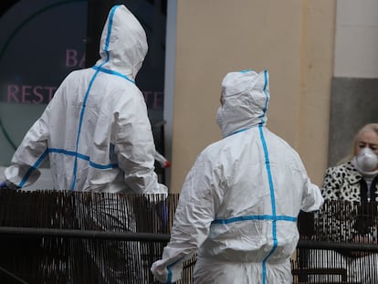 Personal sanitario en una terraza, ante la sospecha de un posible caso de coronavirus en una calle en Madrid.