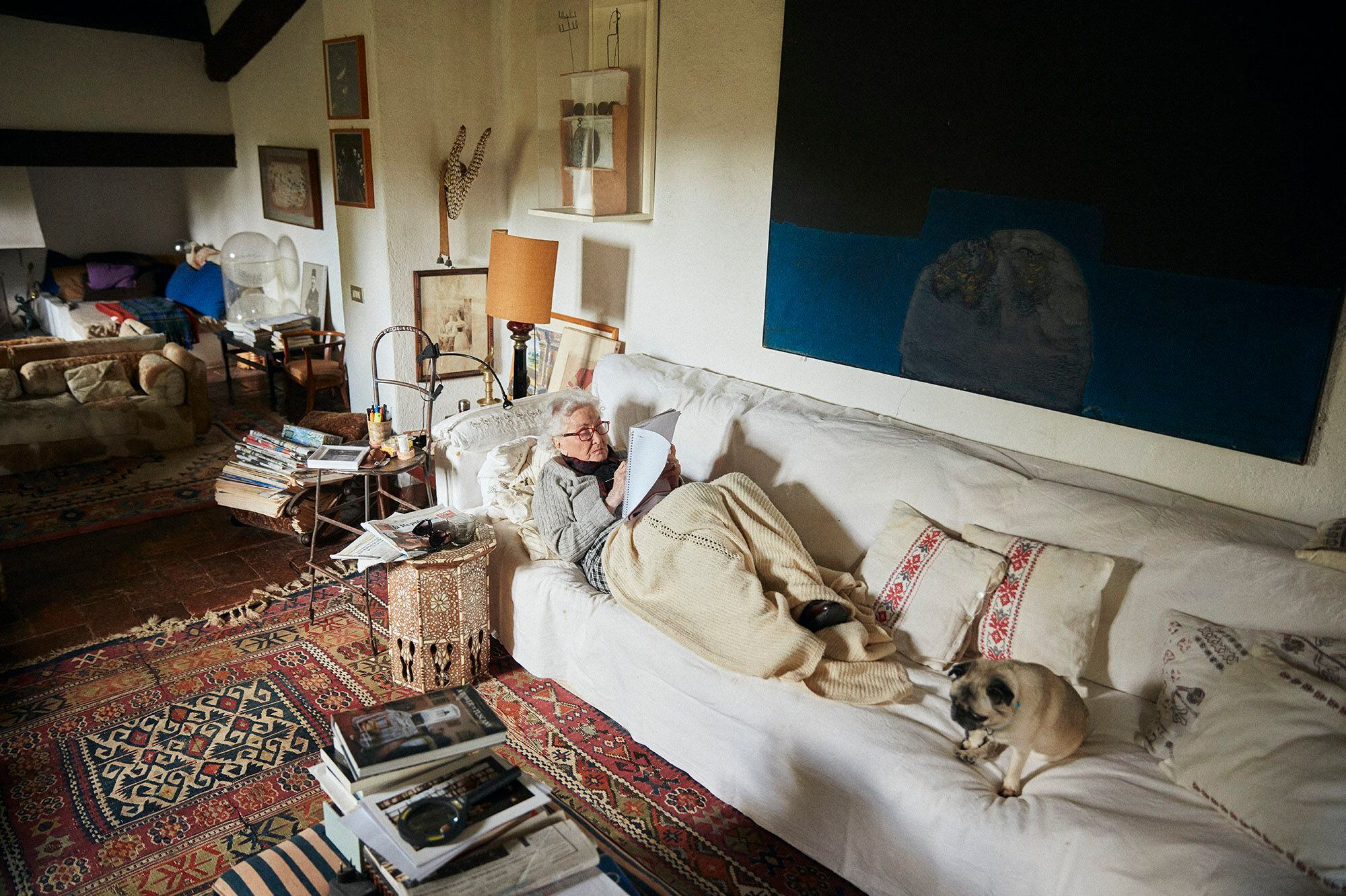 La mecenas, leyendo en el salón de su estudio. El cuadro que cuelga sobre el sofá es de Antoni Tàpies. 