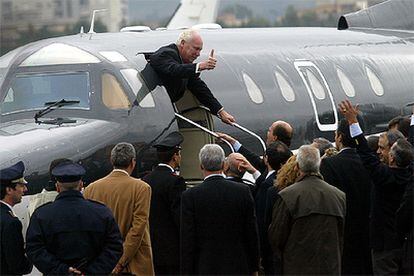 Víctor Manuel de Saboya abandona Italia en 2002, tras la primera visita  desde que tuvo que exiliarse en 1946.