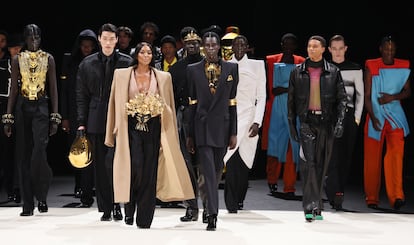 Naomi Campbell (con un ramo de flores) cerró el desfile de Balmain en la semana de la moda masculina en París, el 20 de enero de 2024. 