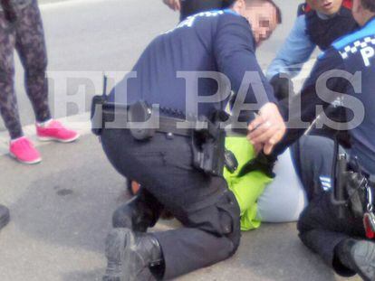 El momento de la detención, fotografiado por el padre de la víctima.