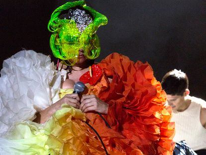Björk y Arca, durante una actuación en Los Ángeles en 2017.